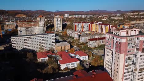 Primavera,-2019---Nakhodka,-Territorio-Primorsky.-Vista-desde-arriba.-Edificios-residenciales-en-la-pequeña-ciudad-portuaria-de-Nakhodka.