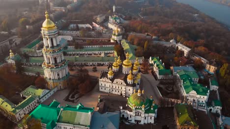 Kiev-Pechersk-Lavra,-iglesia-ortodoxa,-monasterio