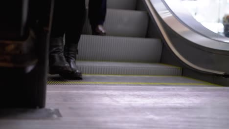 People-es-Feet-gehen-den-Rolltreppenlift-in-der-Mall-hinunter.-Shopper-es-Feet-auf-Rolltreppe-im-Einkaufszentrum