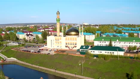 Flycam-zeigt-alte-Moschee-mit-glänzenden-goldenen-Kuppeln