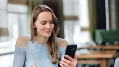 Lady-genießt-Mittagessen-im-Café-scrollen-sozialen-Netzwerken-auf-mobilen.-Nahaufnahme-auf-4k-RED-Kamera