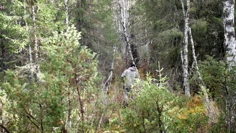 Cazador-de-hombre-al-aire-libre-en-el-bosque-cazando-solo