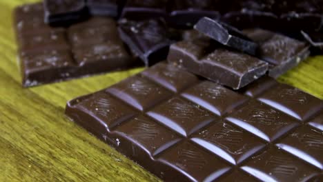 Milch-und-dunkle-Schokolade-Fliesen-auf-einer-hölzernen-background.chocolate-Bars-hautnah