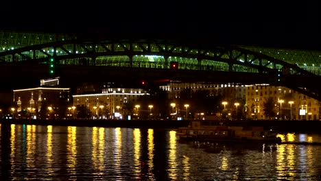 der-Nacht-Blick-auf-den-Fluss,-die-Fähren-und-die-Brücke