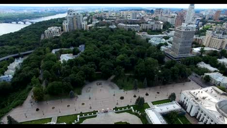 Monumentos-del-parque-de-Mariinsky-de-Kiev-en-Ucrania