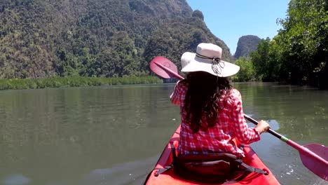 Mujer-de-kayak-en-laguna-hermosa-acción-cámara-POV-de-niña-infantil-en-barco-de-Kayak-de-mar