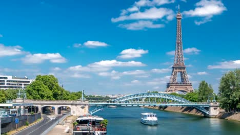 Eiffel-Turm-auf-dem-Fluss-Seine-Zeitraffer-von-Brücke-in-Paris,-Frankreich