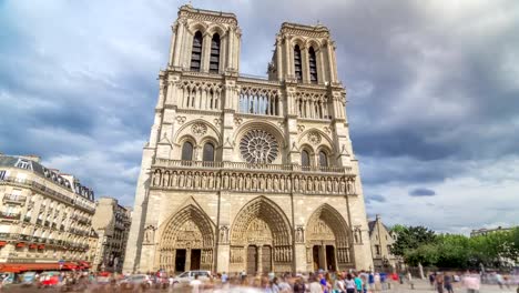 Vorderansicht-des-Notre-Dame-de-Paris-Timelapse-Hyperlapse,-eine-mittelalterliche-katholische-Kathedrale-auf-der-Insel-Cite-in-Paris,-Frankreich