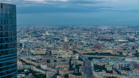 Top-Blick-auf-Moskau-Stadttag-zu-Nacht-Zeitraffer-nach-Sonnenuntergang.-Von-der-Aussichtsplattform-des-Business-Zentrum-von-Moskau-Stadt-bilden