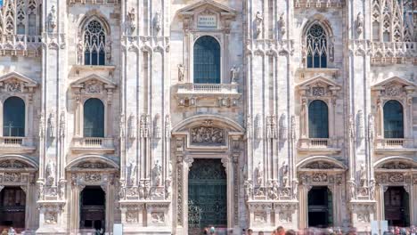 Entrada-al-timelapse-Catedral-Duomo.-Vista-frontal-con-gente-caminando-en-la-Plaza