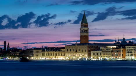 Blick-auf-den-Dogenpalast-und-der-Campanile-von-St.-Mark's-Kathedrale-Tag-Nacht-Zeitraffer.-Venedig,-Italien