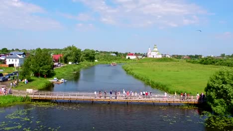 fliegen-über-den-Fluss-Kamenka-in-Susdal,-Russland