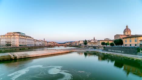 Malerischen-Sonnenuntergang-Skyline-Timelapse-Blick-von-Toskana-Stadt,-Wohnungen,-Gebäude-und-Ponte-Alla-Carraia-und-Fluss-Arno,-Florenz,-Italien