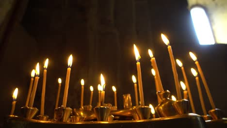 Taperos-velas-ardiendo-en-iglesia