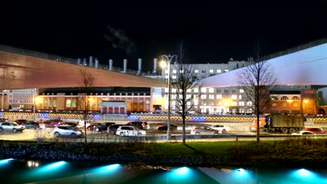 Flotante-el-Parque-puente-de-Zaryadye-(de-noche)-Moskvoretskaya-terraplén-del-río-Moscova-en-la-ciudad-de-Moscú,-Rusia.-El-parque-fue-inaugurado-el-09-de-septiembre-de-2017