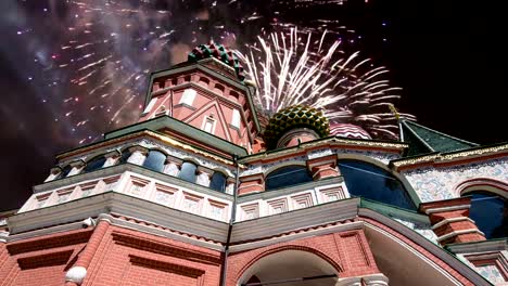 Catedral-de-la-intercesión-de-la-más-virgen-en-el-foso-(templo-de-Basilio-el-Bienaventurado)-y-fuegos-artificiales,-Plaza-Roja,-Moscú,-Rusia