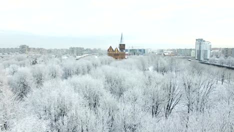 Antenne:-Die-Kathedrale-in-der-schneebedeckten-Stadt-Kaliningrad,-Russland