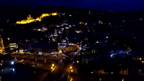 Malerische-Schuss-des-geschäftigen-nächtlichen-Straßen-der-Stadt,-aktiv-am-Abend-des-Verkehrsflusses