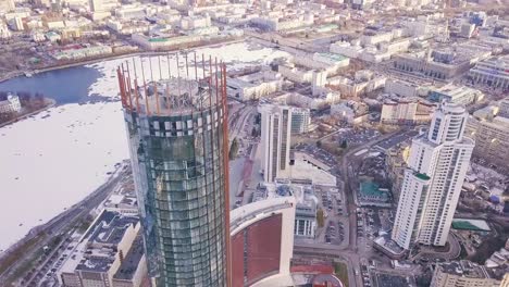 Vista-superior-de-un-rascacielos-y-la-ciudad-moderna-en-invierno.-Clip.-Impresionante-paisaje-de-la-ciudad