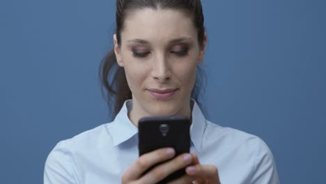 Woman-receiving-a-surprise-on-her-smartphone