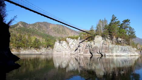 Puente-con-bisagras-al-monasterio-en-la-isla-de-Patmos-en-el-río-Katun-en-Chemal,-Altai,-Rusia