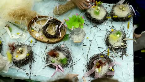 Los-niños-hacen-un-nido-para-las-aves,-nidos-para-aves