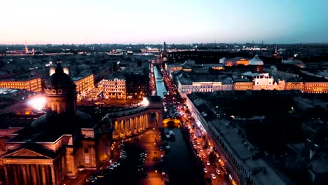 Luftaufnahme-des-Kasaner-Kathedrale-in-der-Nacht.-Sankt-Petersburg,-Russland.-Stadt-von-oben,-filmische-Drohne-video,-historische-Gebäude-der-nördlichen-Hauptstadt