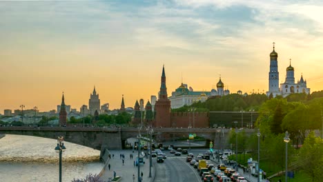 Moscú-ciudad-horizonte-timelapse-atardecer-en-la-Plaza-del-Kremlin-Palacio-rojo-y-el-río-Moscova,-Moscú-Rusia-4K-Time-Lapse