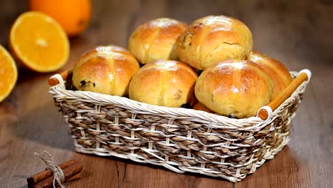 Pascua-Hot-Cross-bollos-en-una-cesta.