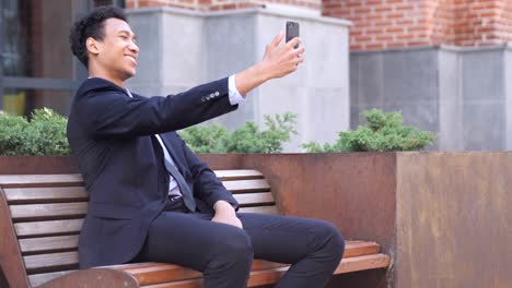 Retrato-del-diseñador-tomando-Selfie-en-teléfono