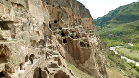 Ein-Tourist-untersucht-die-Sehenswürdigkeiten-von-Georgia-Vardzia-Höhle-Kloster