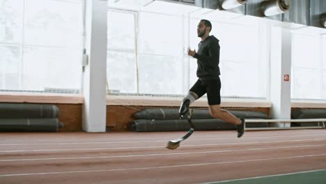 Männliche-Läufer-mit-Beinprothese-Training-auf-dem-richtigen-Weg