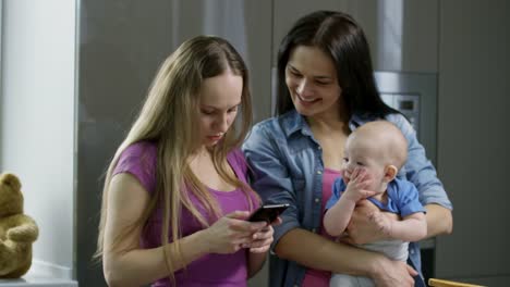 Frauen-mit-Baby-sucht-am-Telefon-und-im-Chat