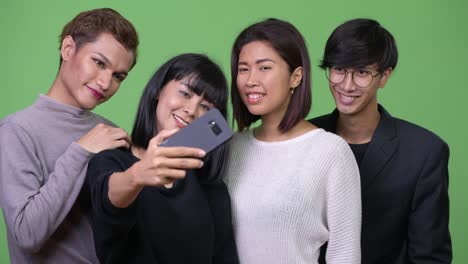 Gruppe-von-happy-asiatischen-Freunde-unter-Selfie-zusammen