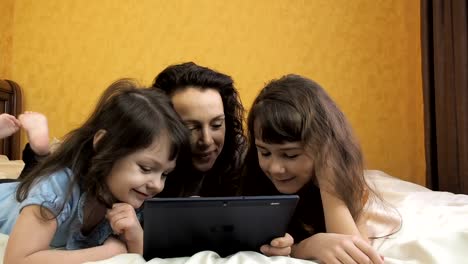 Familie-mit-einem-gadget