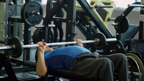 Hombre-parapléjico-entrenamiento-con-barra