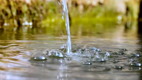 fließende-Brunnen-Wasser