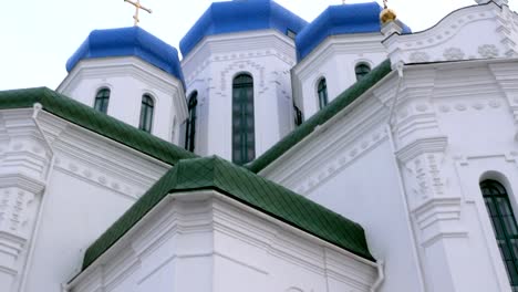 Fragment-des-Heiligen-Dreifaltigkeits-Kathedrale-in-Kiew.-Von-unten-nach-oben-geschossen.