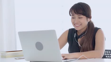 Schöne-junge-asiatische-Frau-lächelnd-sagen-Hallo-Videoanruf-auf-Laptop-Computer,-Teen-Mädchen-Chat-soziales-Netzwerk-mit-entspannen-genießen-Sie-Kommunikation-und-Lifestyle-Konzept.