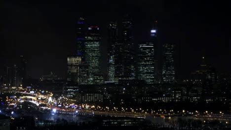 Moskauer-internationales-Wirtschaftszentrum-"Moskau-Stadt».-Nächtliches-oder-abendliches-Stadtbild.-Blauer-Himmel-und-Straßenbeleuchtung.-Stadtarchitektur