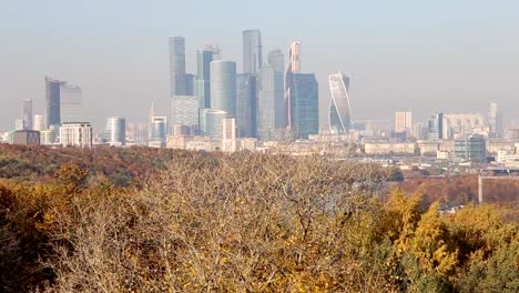 Vista-de-la-ciudad-y-el-complejo-de-rascacielos-de-la-ciudad-de-Moscú-de-Sparrow-Hills-o-Vorobyovy-observación-Gory-(ver)-plataforma-se-encuentra-en-un-escarpado-Banco-85-m-por-encima-del-río-Moskva,-o-200-m-sobre-el-nivel-del-mar.-La,-España