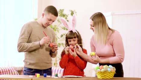 una-familia-con-un-niño-para-prepararse-para-la-Pascua.