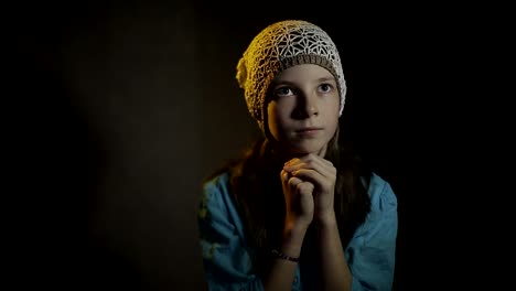 little--girl-praying-in-a-dark-room