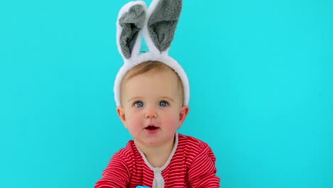 Retrato-de-una-pequeña-niña-linda-con-orejas-de-conejo