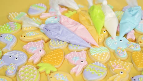 Galletas-de-azúcar-de-Pascua-decoradas-con-colores-pastel-de-glaseado-real.