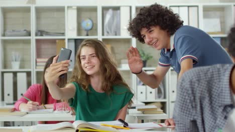 Klassenkameraden-machen-Selfie