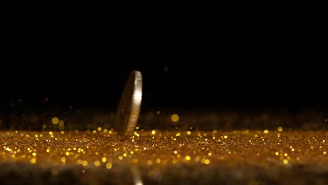 Münze-von-1-Euro-Rolling-auf-Goldpulver-gegen-schwarzen-Hintergrund,-Slow-motion-4K