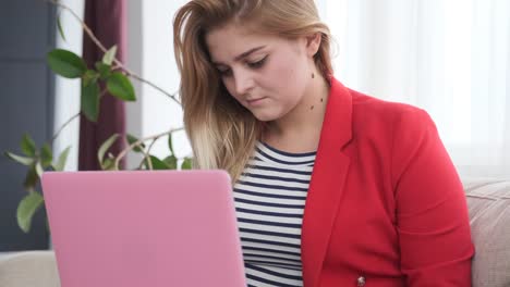 Geschäftsfrau-tippt-zu-Hause-auf-Laptop