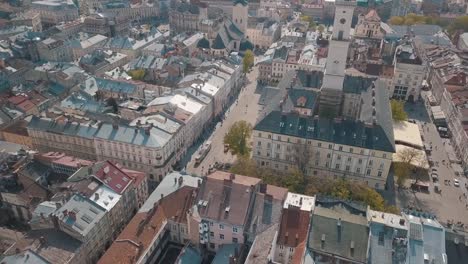 Aerial-City-Lwiw,-Ukraine.-European-City.-Beliebte-Stadtteile.-das-Rathaus