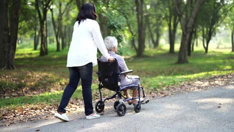 Ayuda-y-atención-asiática-Senior-o-anciana-mujer-anciana-paciente-sentada-en-silla-de-ruedas-en-enfermería-Hospital-Ward:-saludable-concepto-médico-fuerte